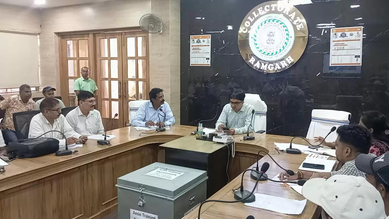 किसानों को फसल बीमा योजना से जोड़ें अधिकारी : डीसी