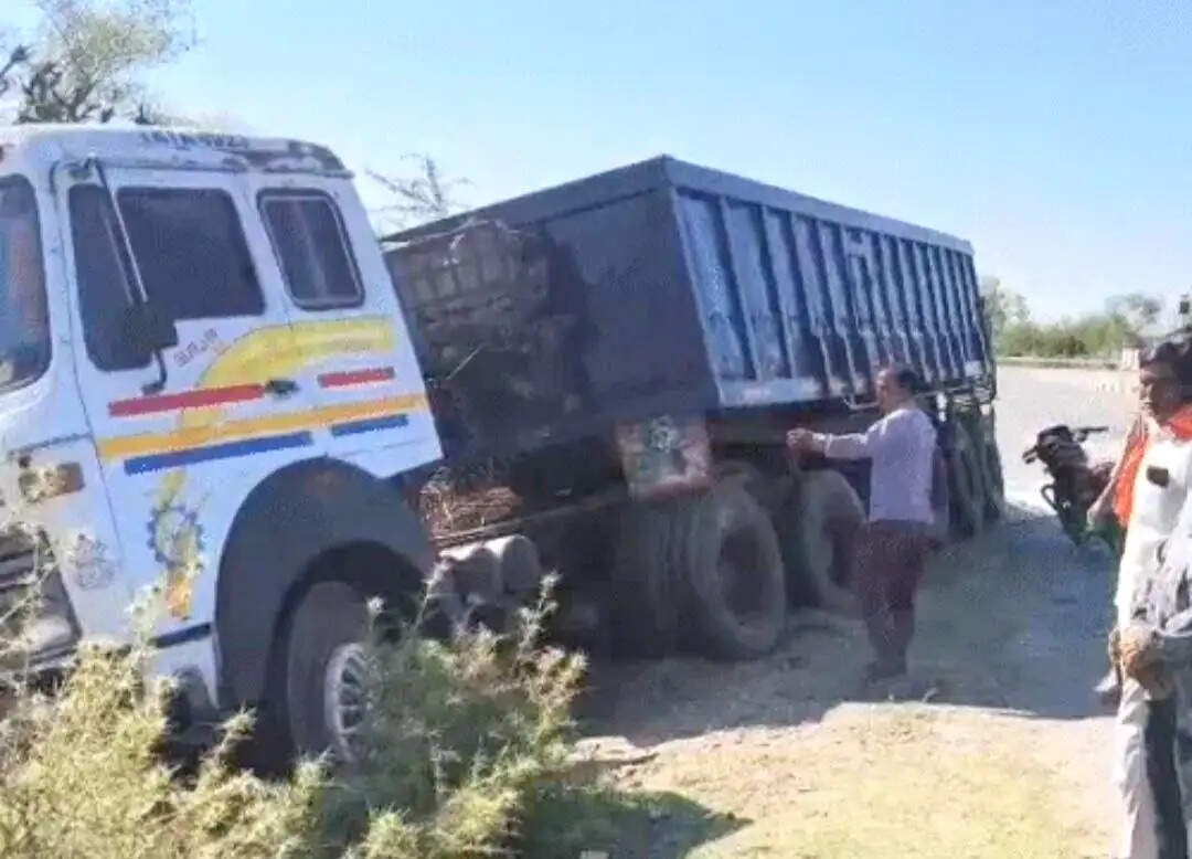 हाईवे पर भीषण टक्करः वैन-ट्रेलर हादसे में 2 की मौत, 1 गंभीर घायल