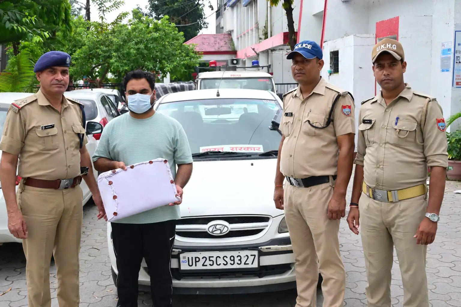 नीली बत्ती और ‘भारत सरकार’ का बोर्ड लगाकर घूम रहा था फर्जी आईबी अधिकारी एयरगन के साथ ग्रिफ्तार