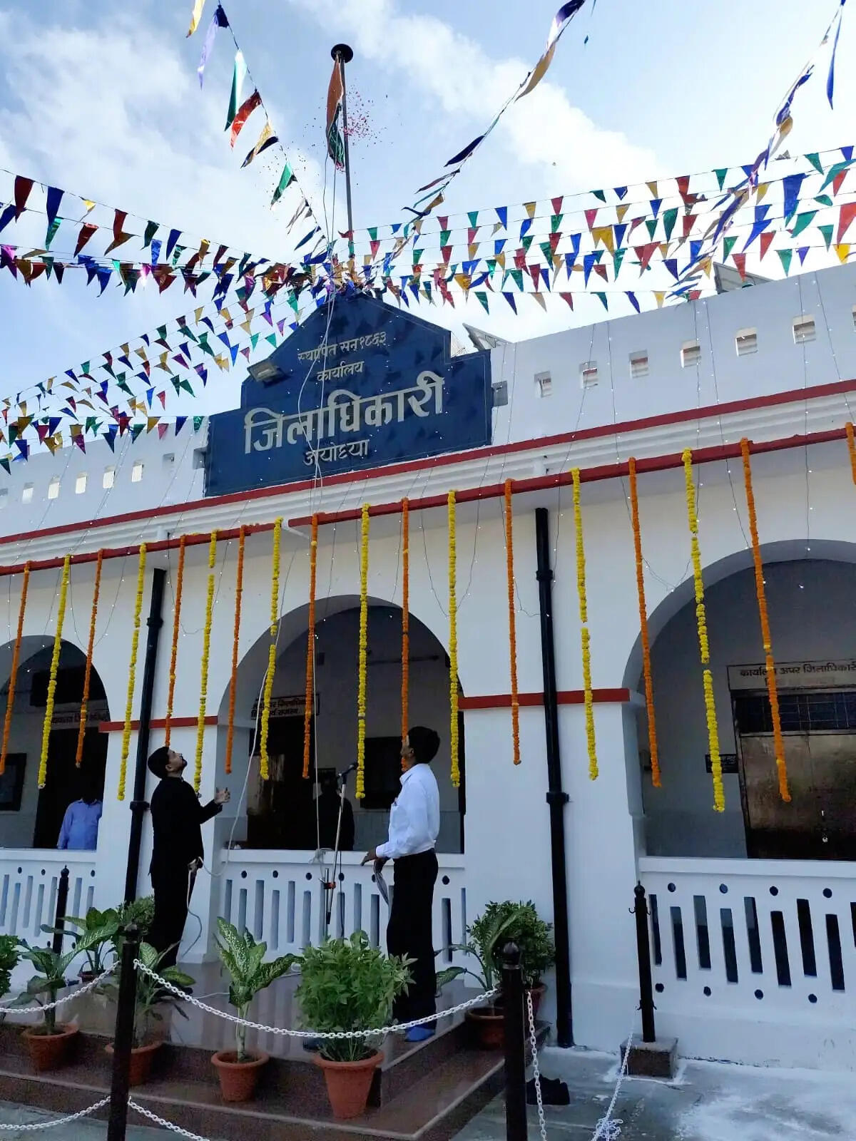 स्वतंत्रता दिवस पर अयोध्या मंडल में गरिमापूर्ण ढंग से हुआ ध्वजारोहण