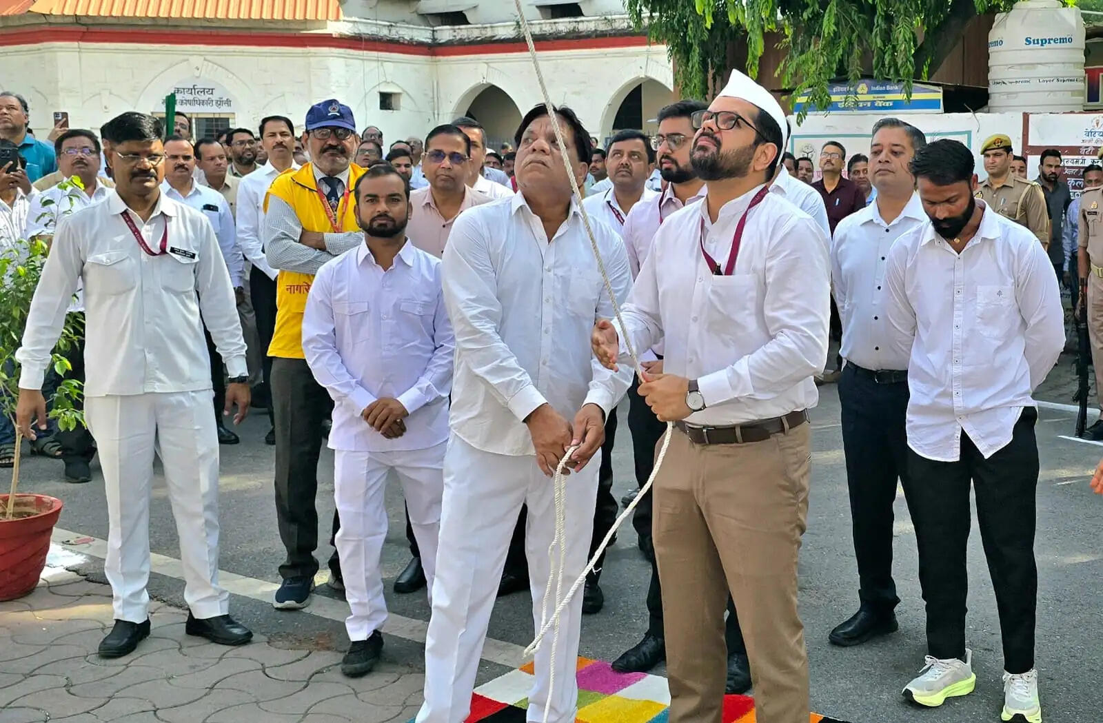 गांधी-शास्त्री जयंती पर जिलाधिकारी ने सफाई कर्मियों के साथ किया ध्वजारोहण