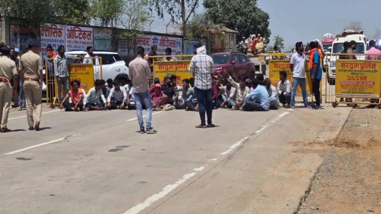 अंबिकापुर : विधवा महिला का घर ढहाने पर फूटा गुस्सा, चार घंटे जाम रहा नेशनल हाईवे