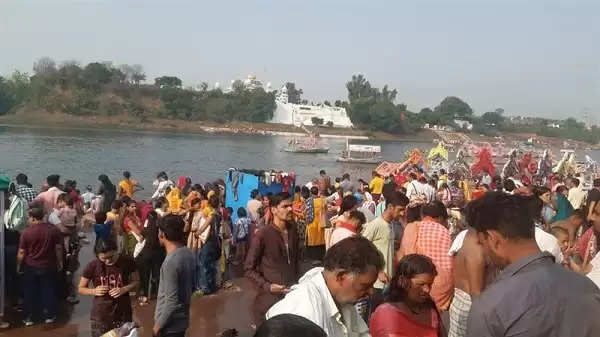 जबलपुर : नर्मदा में बुद्ध पूर्णिमा पर श्रद्धालुओं ने लगाई आस्था की डुबकी