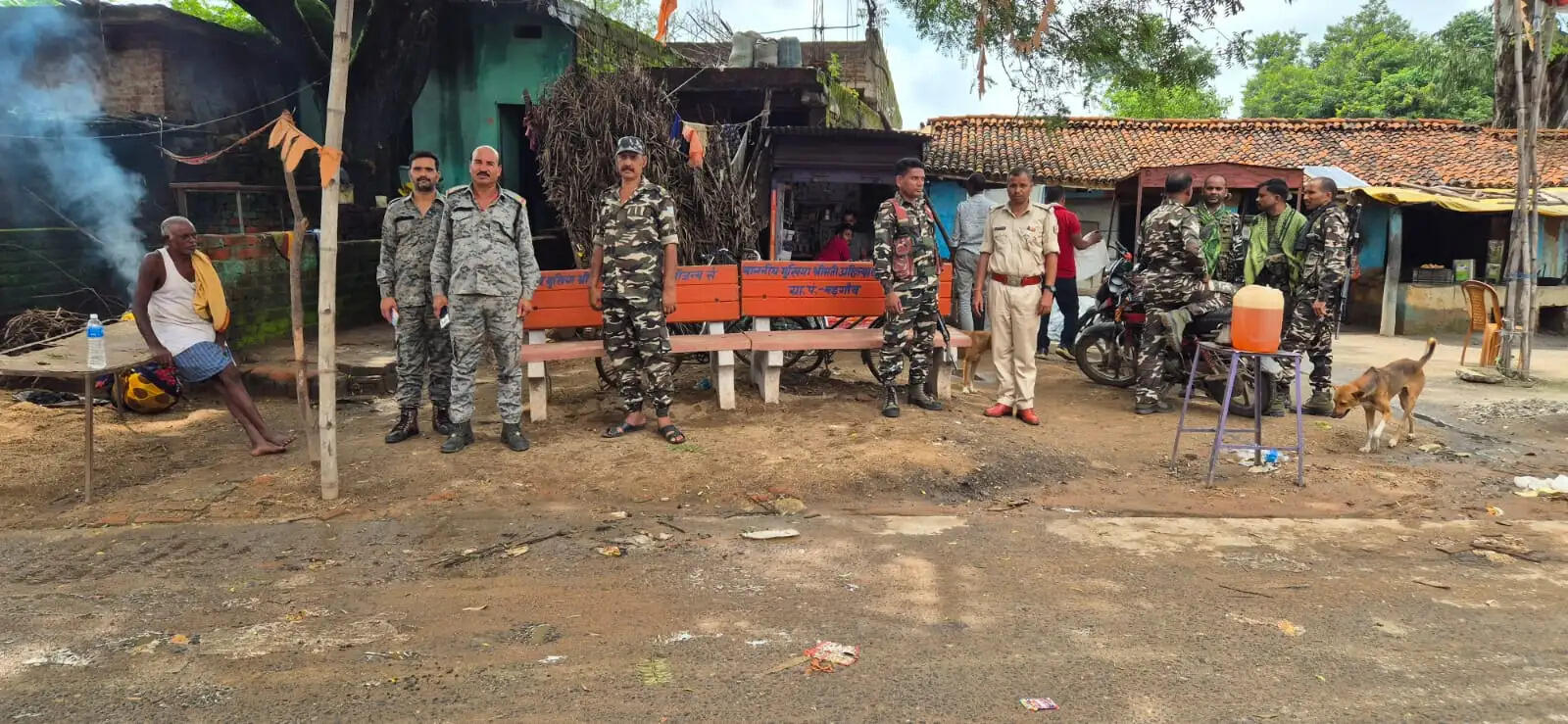 पुलिस-ग्रामीण भिड़ंत में दो दारोगा सहित चार घायल, पांच वाहन क्षतिग्रस्त