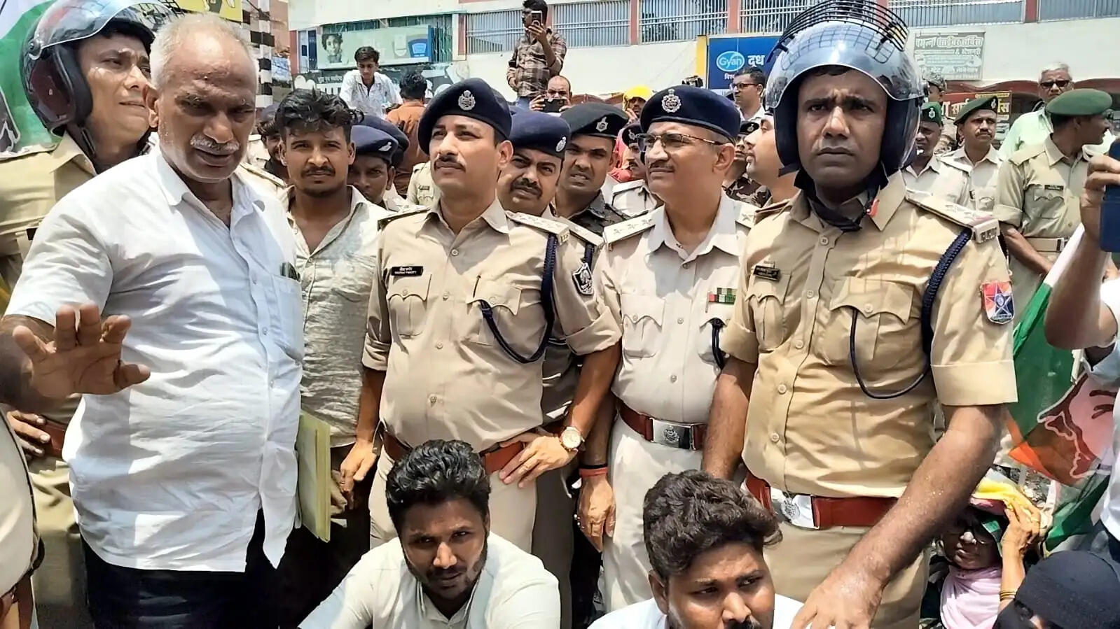 बक्सर में ईटाढ़ी रेल गुमटी खोलने की मांग पर कांग्रेस का रेल चक्का जाम