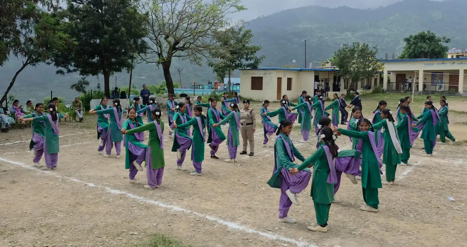 आत्मरक्षा के लिए छात्राओं को पुलिस ने किया प्रशिक्षित