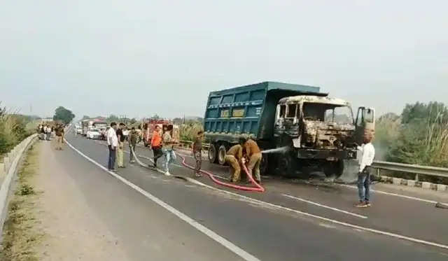 सड़क पर चल रहा डंपर बना आग का गोला, चालक व परिचालक ने कूदकर बचाई जान