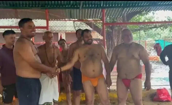 नागपंचमी पर धर्मनगरी काशी में सनातनी घरों में पूजे गए नाग देवता, शिव मंदिरों में उमड़ी भीड़