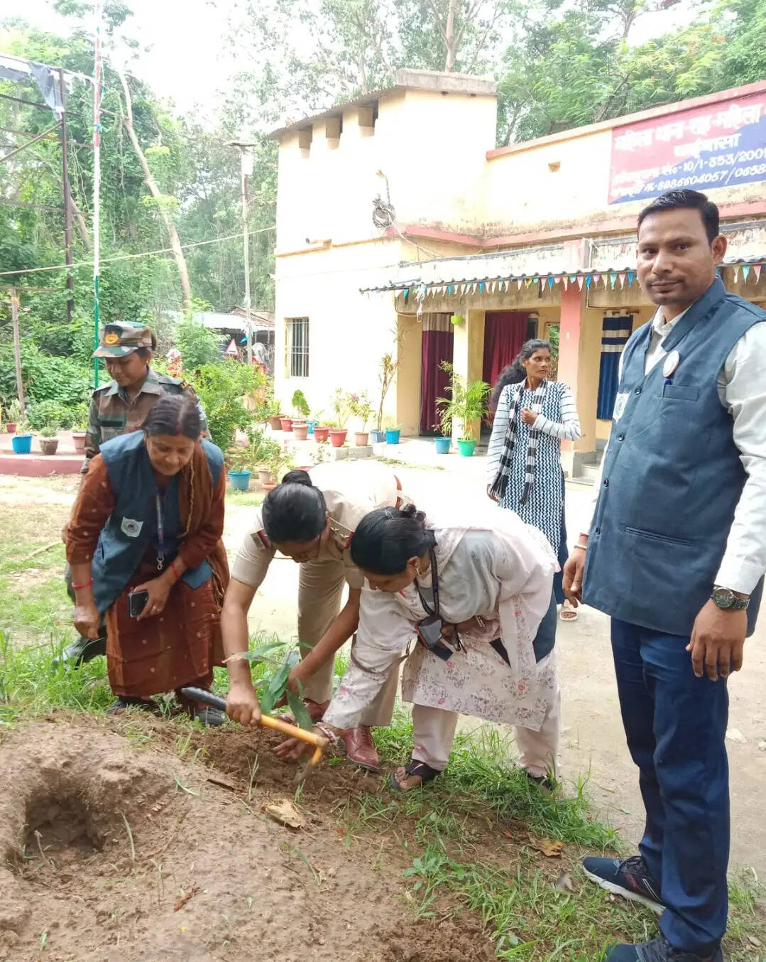 विश्व पर्यावरण दिवस पर महिला थाना चाईबासा में पौधारोपण, पर्यावरण संरक्षण का दिया संदेश