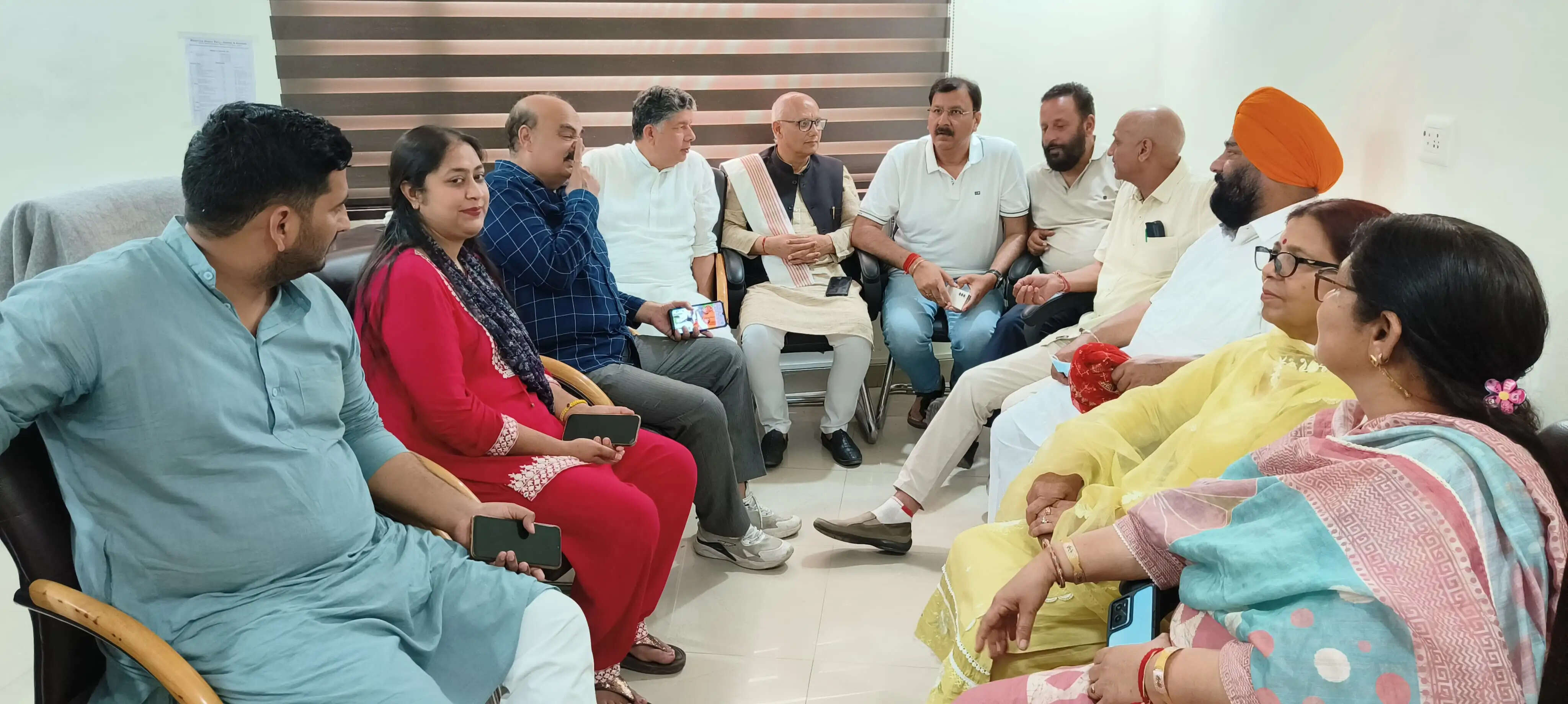 विधायक ने पूर्व पार्षदों के साथ की बैठक, विकास और नागरिक कल्याण पर चर्चा