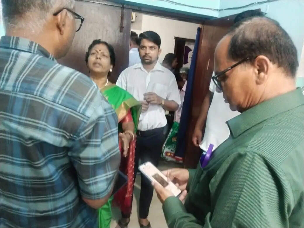 सिविल सर्जन ने किया सदर अस्पताल का औचक निरीक्षण,&nbsp;दो चिकित्सक मिले गायब