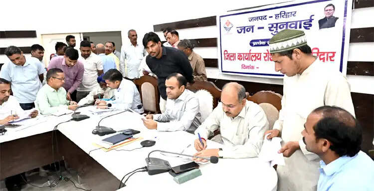 जनसुनवाई में दर्ज हुई 65 शिकायतें, 32 का मौके पर निस्तारण
