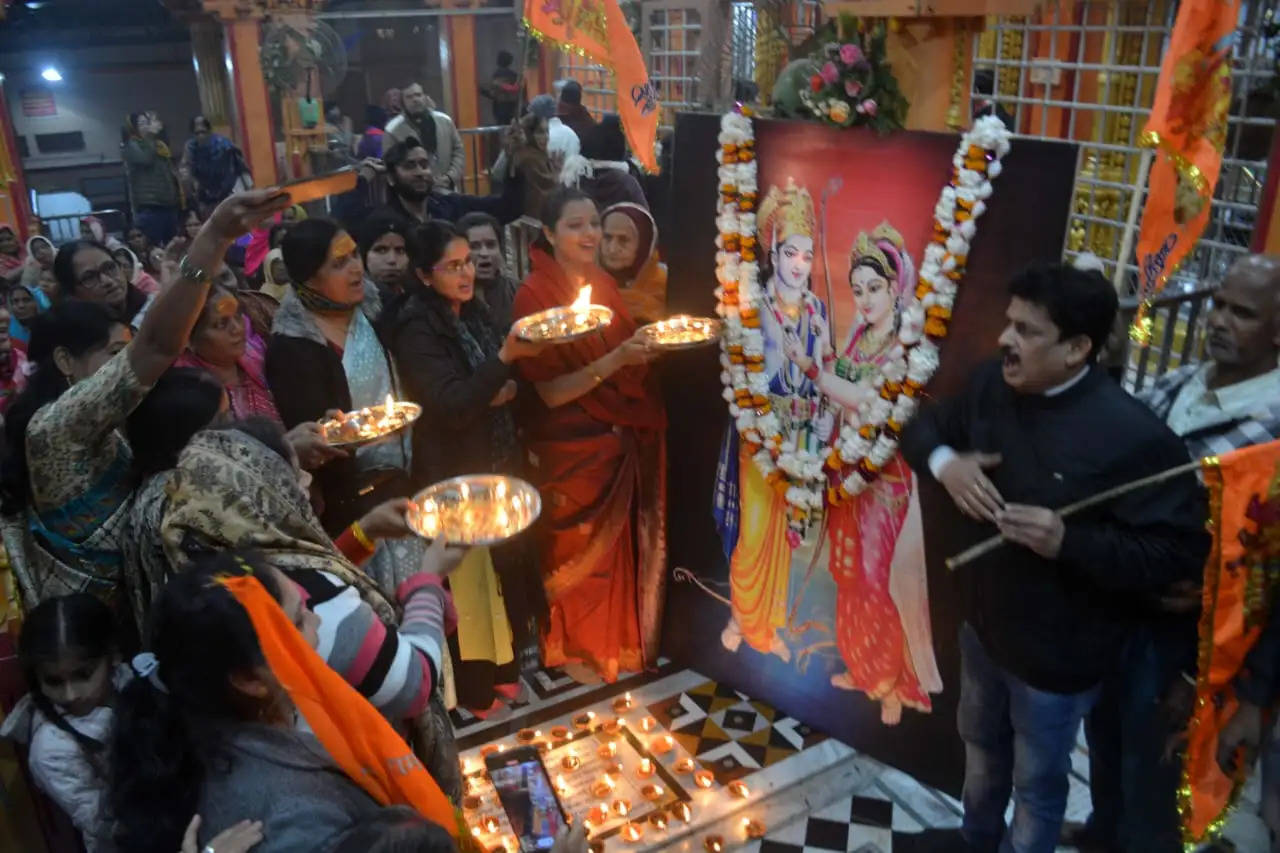 अयोध्या में प्राण प्रतिष्ठाः काशी में मनी दिवाली, मंदिर-बाजार और घर रोशनी से नहाएं