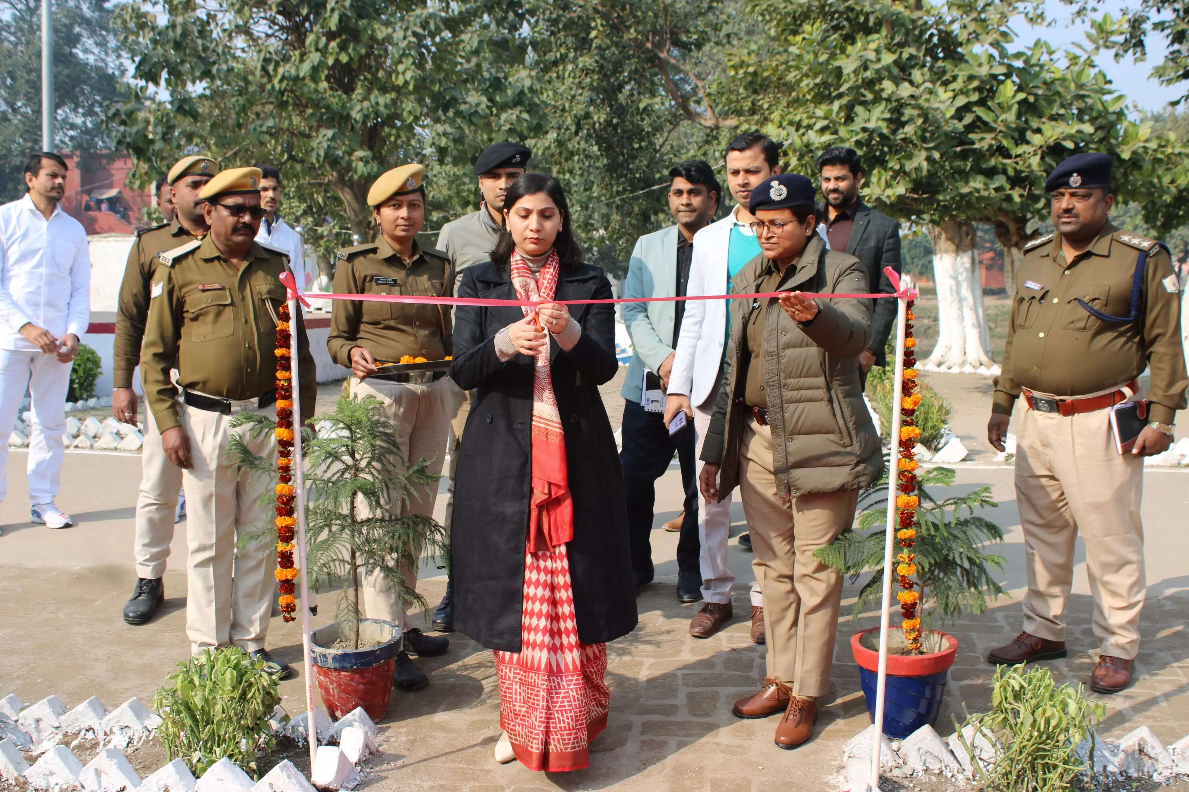 केन्द्रीय कारा में डीएम ने किया औषधि पार्क व ओपेन जिम का उद्घाटन