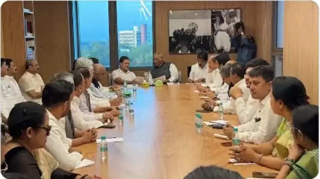 कांग्रेस आलाकमान की प. बंगाल के नेताओं को नसीहत, जनता के मुद्दे उठाने के लिए सड़कों पर उतरें