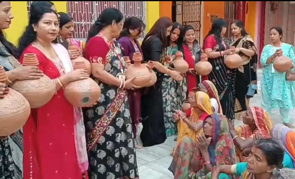 गर्मी को लेकर जरूरतमंदों के बीच घड़े का किया गया वितरण