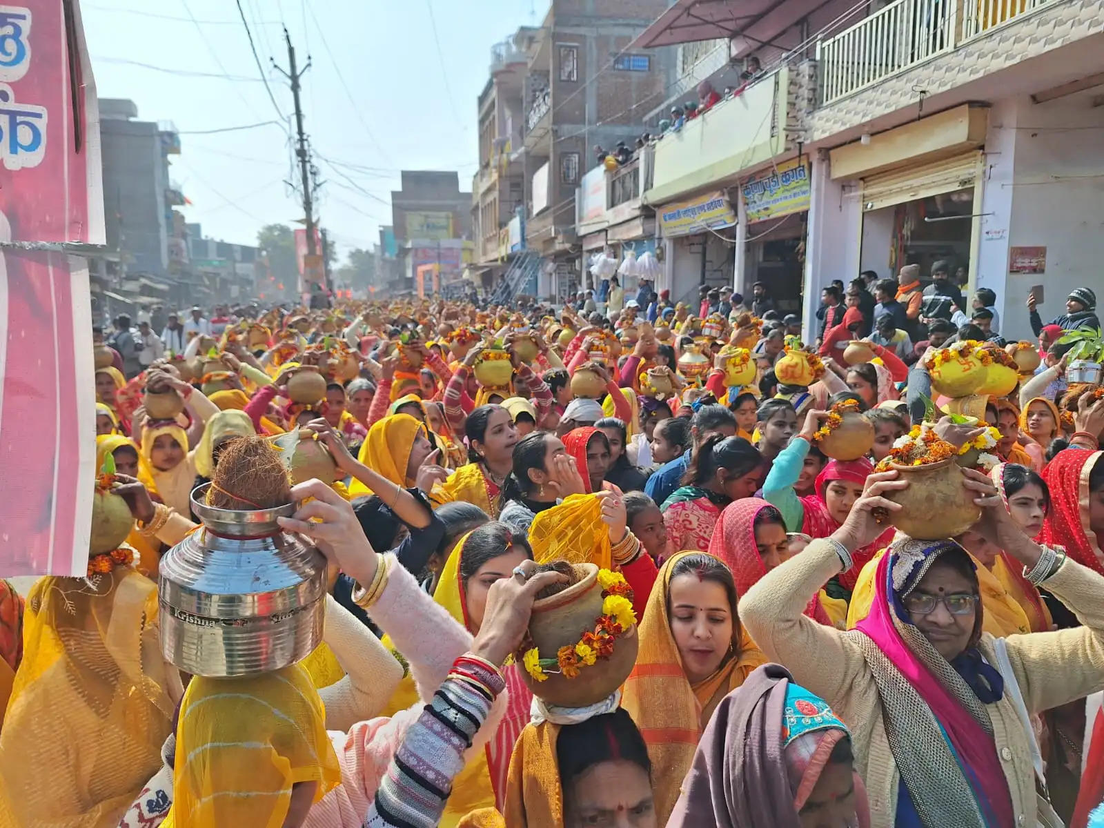 हजारों कलशों के साथ निकली कलश यात्रा,नगर बना लघु अयोध्या