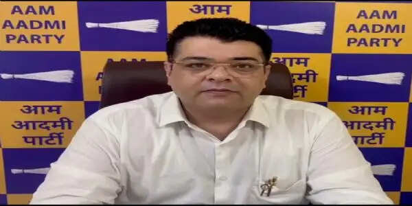 निगम में आठ वर्षों से खड़ी 75 इलेक्ट्रिक गाड़ियों पर आआपा का सरकार पर हमला, जवाबदेही की मांग