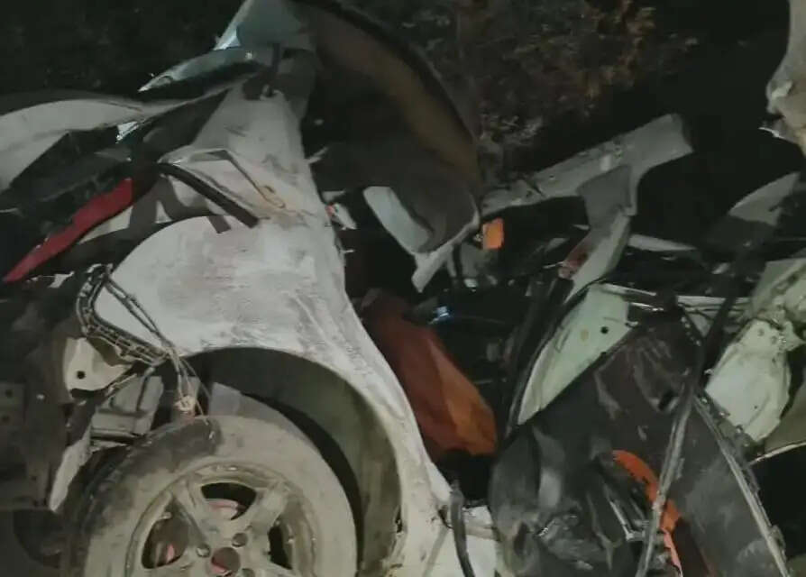 देवरिया : सड़क हादसे तीन बारातियों की मौत, दो घायल