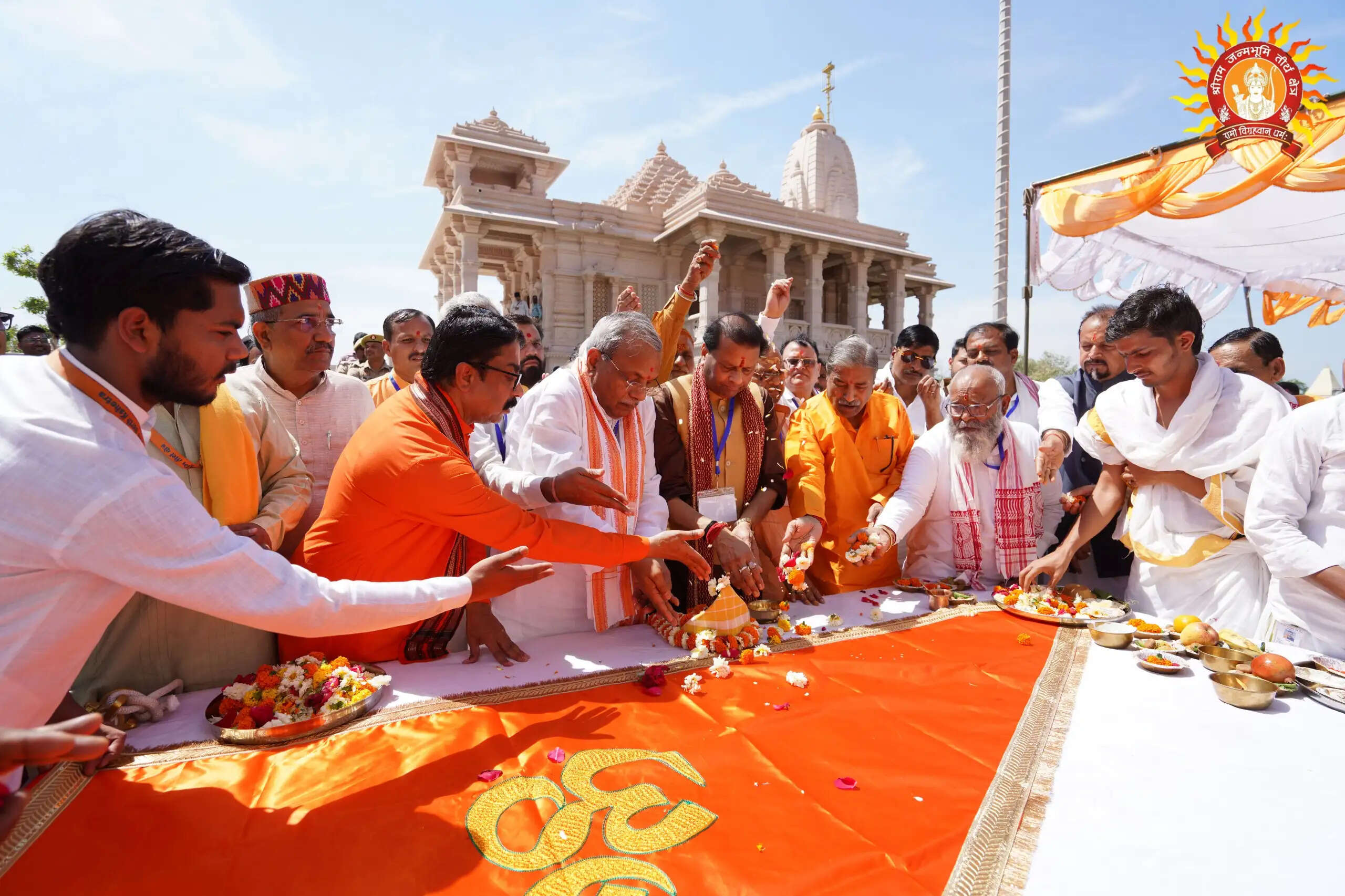 बजरंग दल की ओर से श्रीराम जन्मभूमि के हनुमान मंदिर पर किया ध्वजारोहण