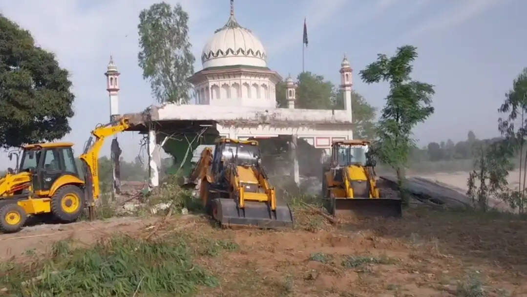हरिद्वार में अवैध मजार पर चला बुलडोजर, प्रशासन की बड़ी कार्रवाई