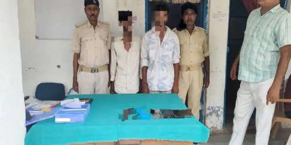 दुकान की रेकी करते दो संदिग्ध गिरफ्तार, देशी कट्टा व मास्टर चाभी बरामद