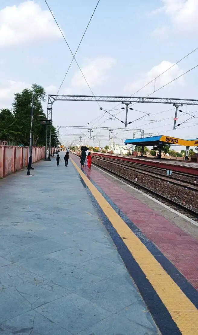 कई&nbsp;रेलवे स्टेशनों पर प्लेटफॉर्मों का किया उन्नयन एवं विस्तार का कार्य