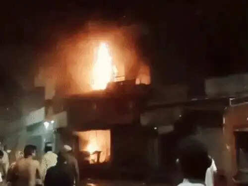 जनरल स्टोर में आग से कमरे में सो रहे रिटायर्ड शिक्षक की जिंदा जलने से मौत