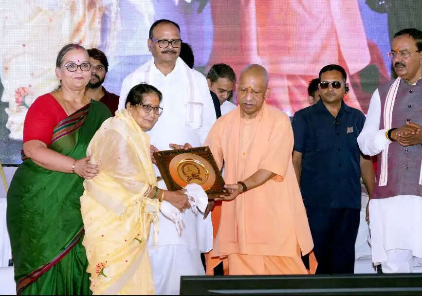 मुख्यमंत्री ने राष्ट्रनायकों की प्रतिमा पर किया माल्यार्पण, बच्चों संग ली सेल्फी