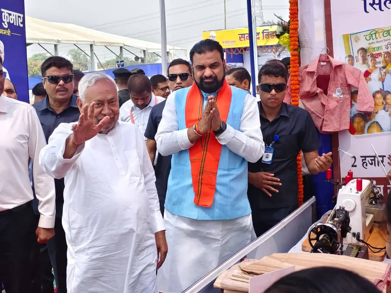 मुख्यमंत्री पहुंचे भागलपुर, रेलवे ओवरब्रिज का किया निरीक्षण