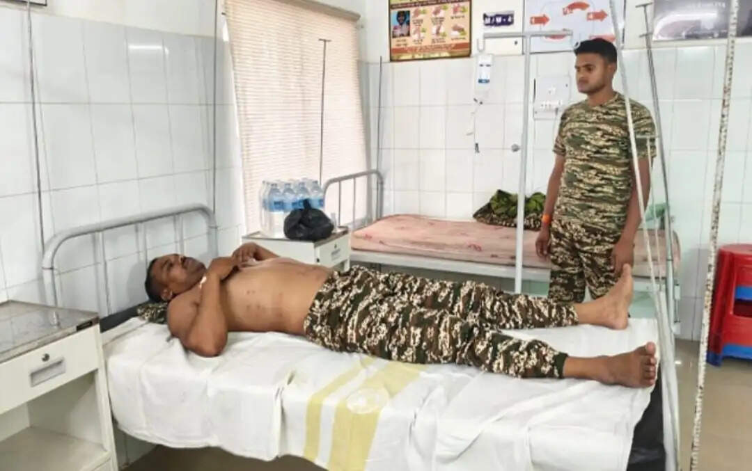 नक्सलियों ने किया आईईडी ब्लास्ट, बाल-बाल बचे चार जवान