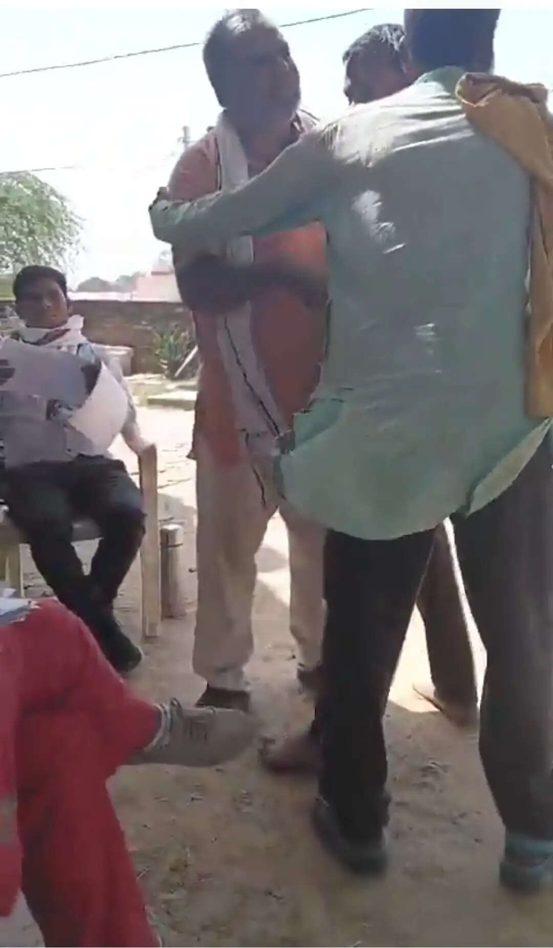 फार्मर रजिस्ट्री कैंप में हंगामा, लेखपाल से अभद्रता; वीडियो वायरल, आरोपितों पर मुकदमा दर्ज