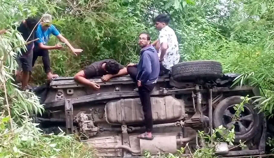 नैनीताल: मनसा देवी मंदिर के पास थार गिर कर खुर्पाताल झील के पास पहुंच गयी, पांच पर्यटक घायल