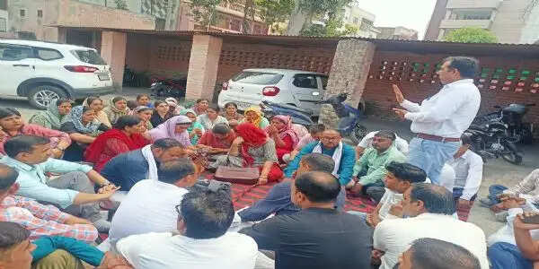 जींद : एचकेआरएन अध्यापकों ने डीईओ कार्यालय पर दिया धरना