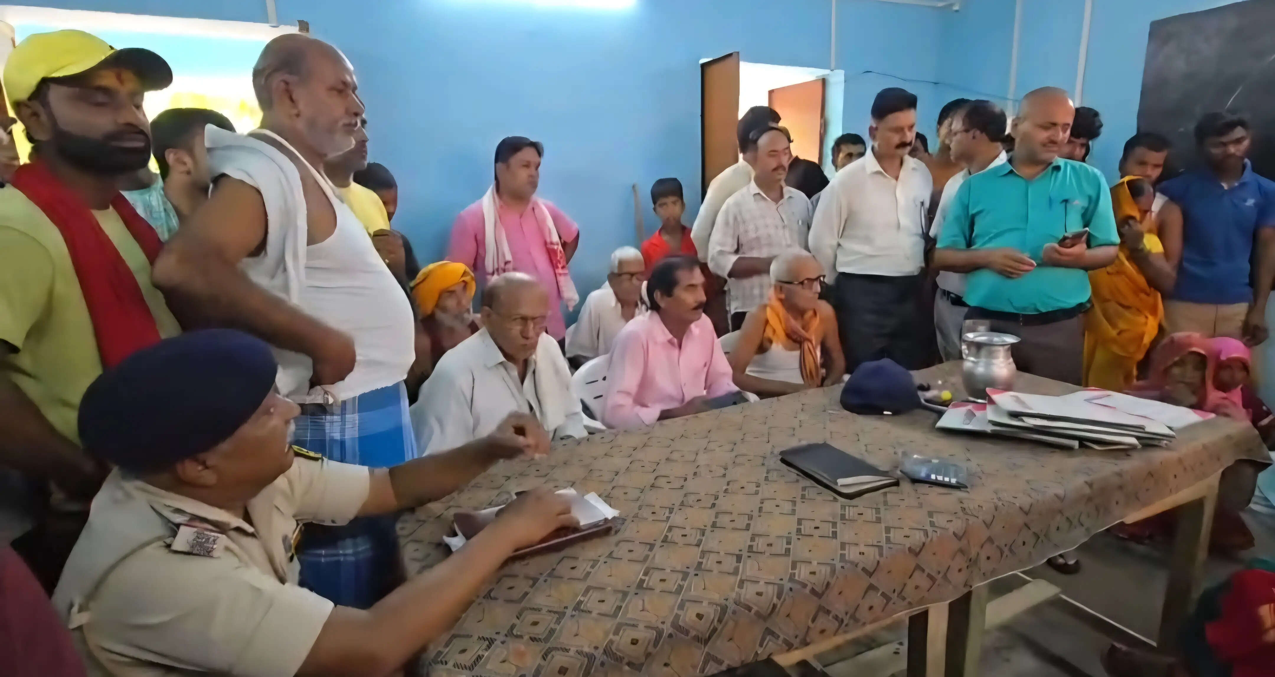अश्लील हरकत करने वाले आरोपित शिक्षक को ग्रामीणों ने की पिटाई, किया पुलिस के हवाले