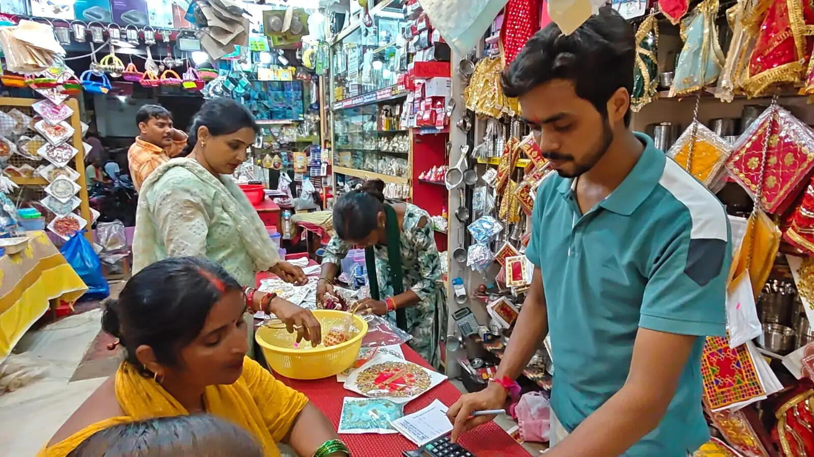 जन्माष्टमी को लेकर सजे जौनपुर के बाजार, लड्डू गोपाल के श्रृंगार सामानों की बढ़ी मांग
