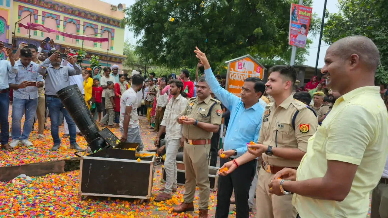 औरैया : देवकली मंदिर में उमड़ा आस्था का सैलाब, जिलाधिकारी-एसपी ने सुरक्षा व्यवस्था परखते हुए कांवड़ियों पर की पुष्पवर्षा