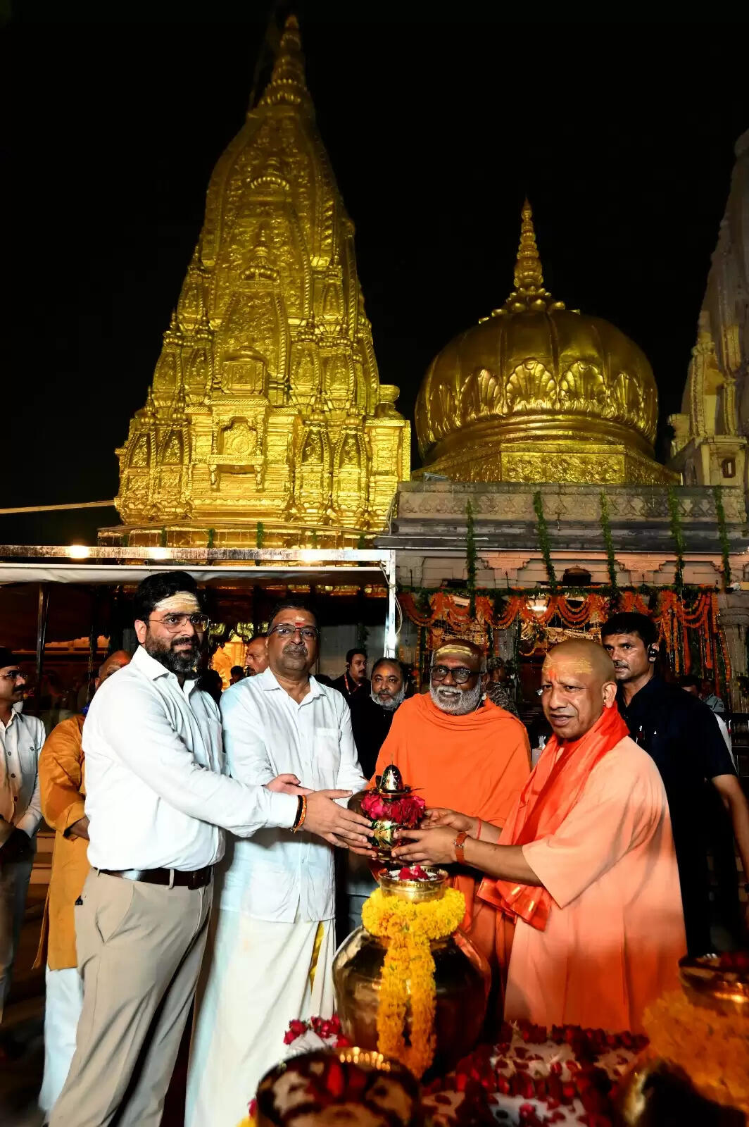 श्री काशी विश्वनाथ ज्योतिर्लिंग एवं श्री रामेश्वरम ज्योतिर्लिंग के मध्य पवित्र तीर्थ जल का पारस्परिक आदान-प्रदान,सीएम योगी ने पवित्र जल सौंपा