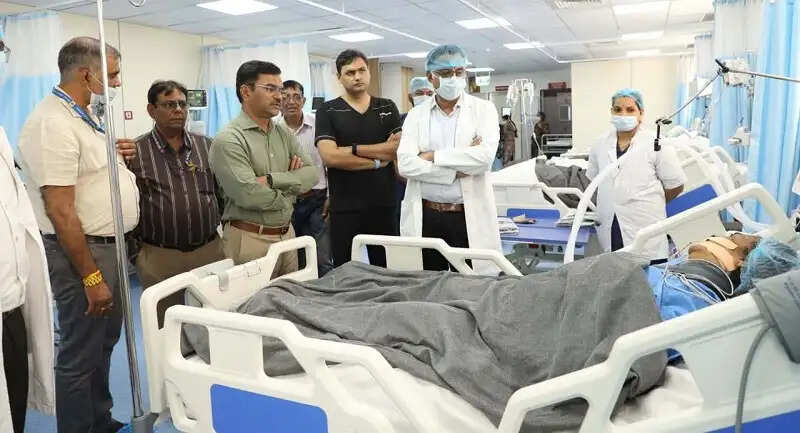 इंदौरः धार सड़क हादसे के घायल मरीजों से मिले संभागायुक्त, चिकित्सकों को दिए बेहतर इलाज के निर्देश