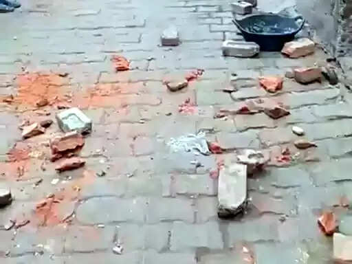 फरीदाबाद : मामूली विवाद पर दो परिवारों में पत्थरबाजी, कई घायल