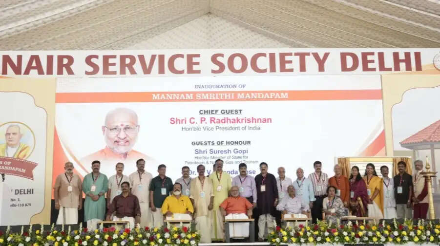 समाज सुधारक पद्मनाभन की प्रतिमा का अनावरण कर उपराष्ट्रपति ने ‘मन्नम स्मृति मंडपम’ का उद्घाटन किया
