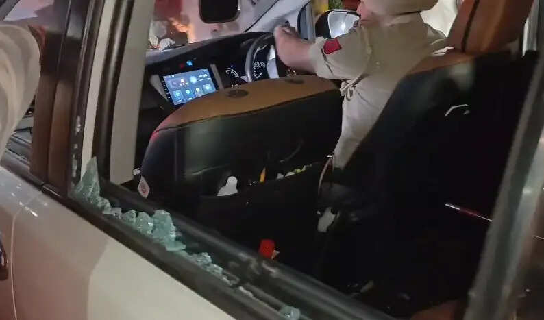 एलपीयू जालंधर में भड़के छात्र, पुलिस पर पथराव, वाहन भी फूंके