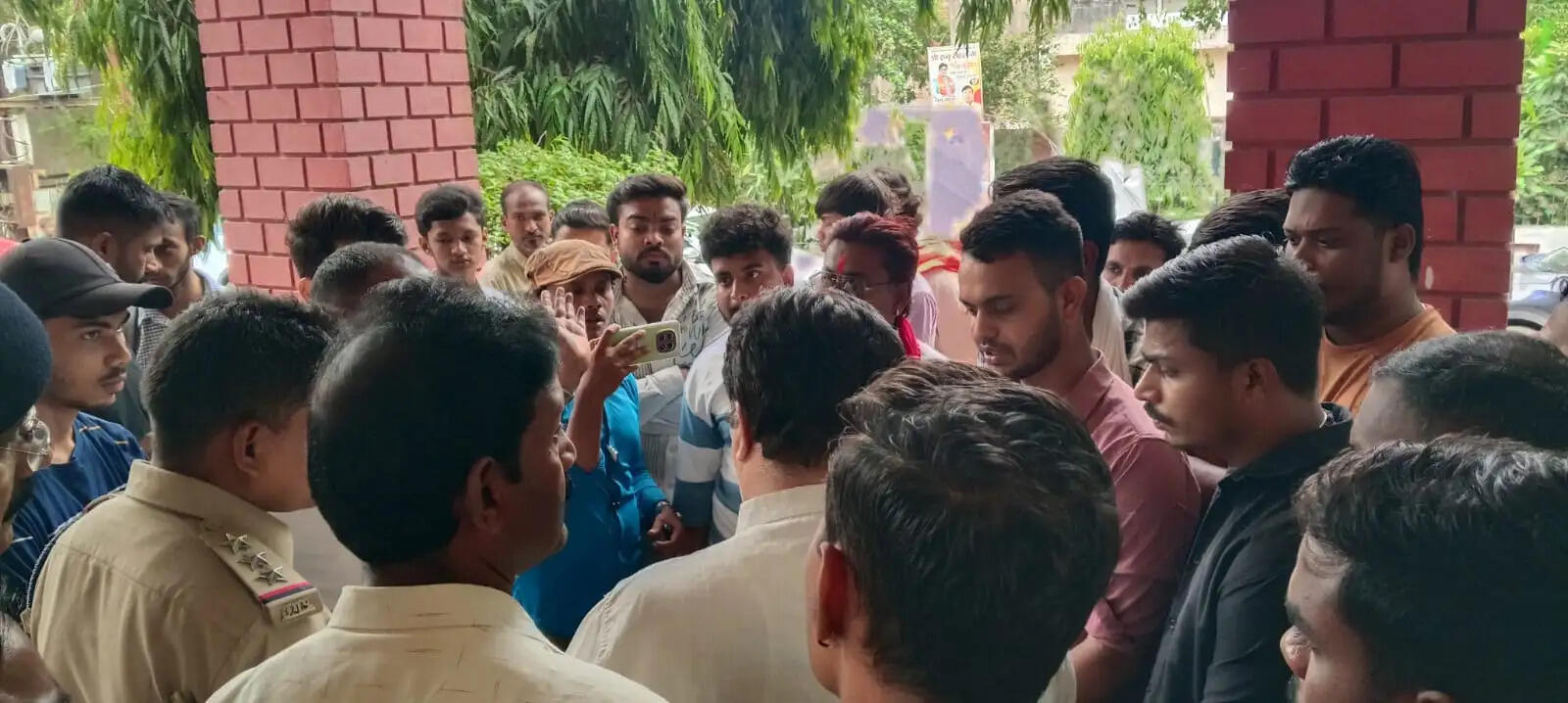गौमांस बरामदगी मामले में हिंदू जागरण मंच का प्रदर्शन, 24 घंटे में गिरफ्तारी की मांग