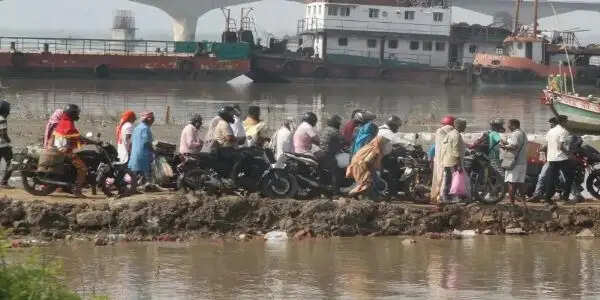 गंगा का जलस्तर घटने से बियाडा घाट पर स्टीमर परिचालन संकट में, जिला प्रशासन ने संभाला मोर्चा