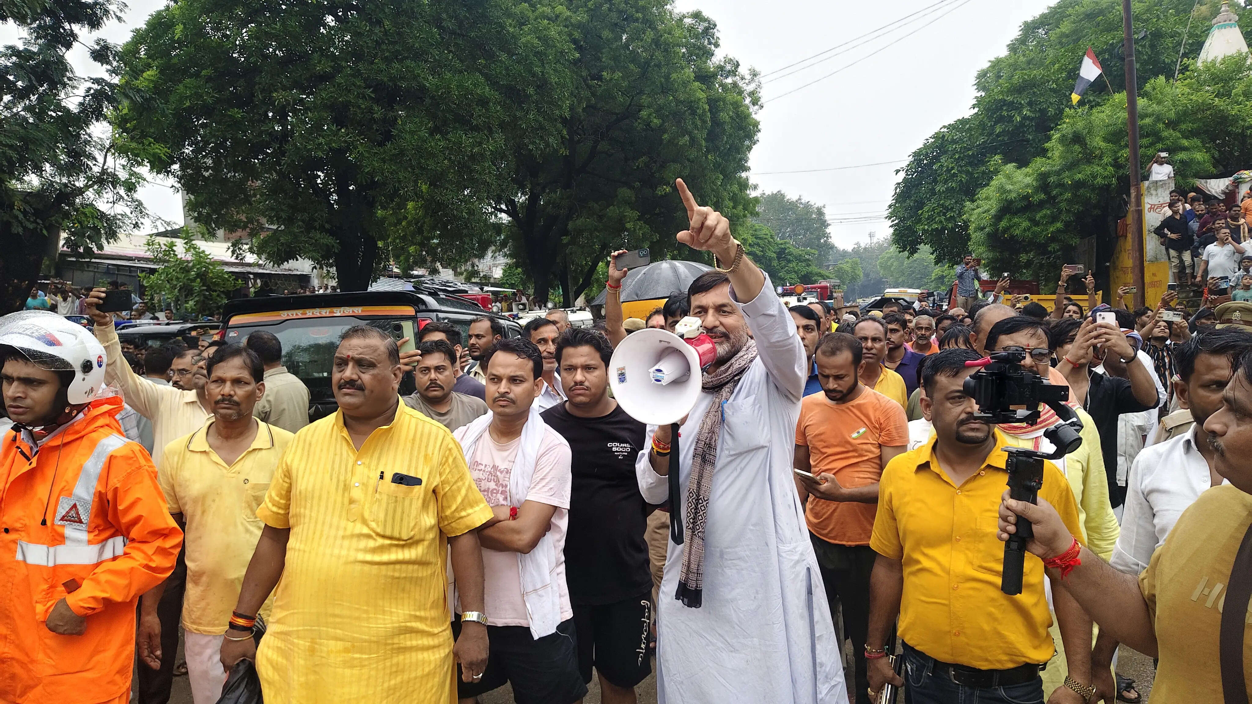 चित्रकूट में मंदाकिनी का रौद्र रूप, रामघाट जलमग्न, पुल बहा और कई इलाके प्रभावित