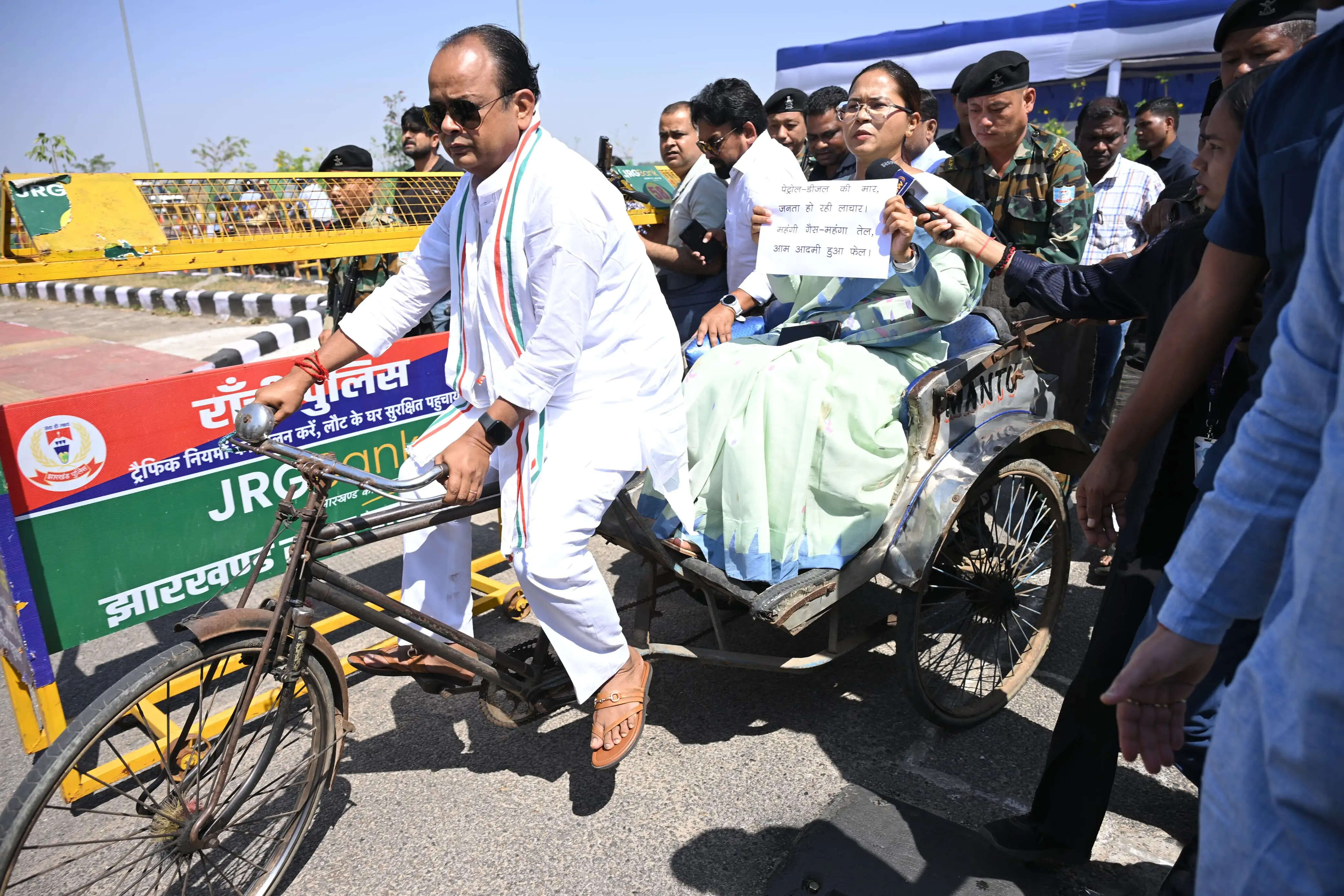 रिक्शे से विधानसभा पहुंचे मंत्री इरफान-शिल्पी, पेट्रोल-डीजल और रसोई गैस की बढ़ती कीमतों के खिलाफ किया प्रदर्शन