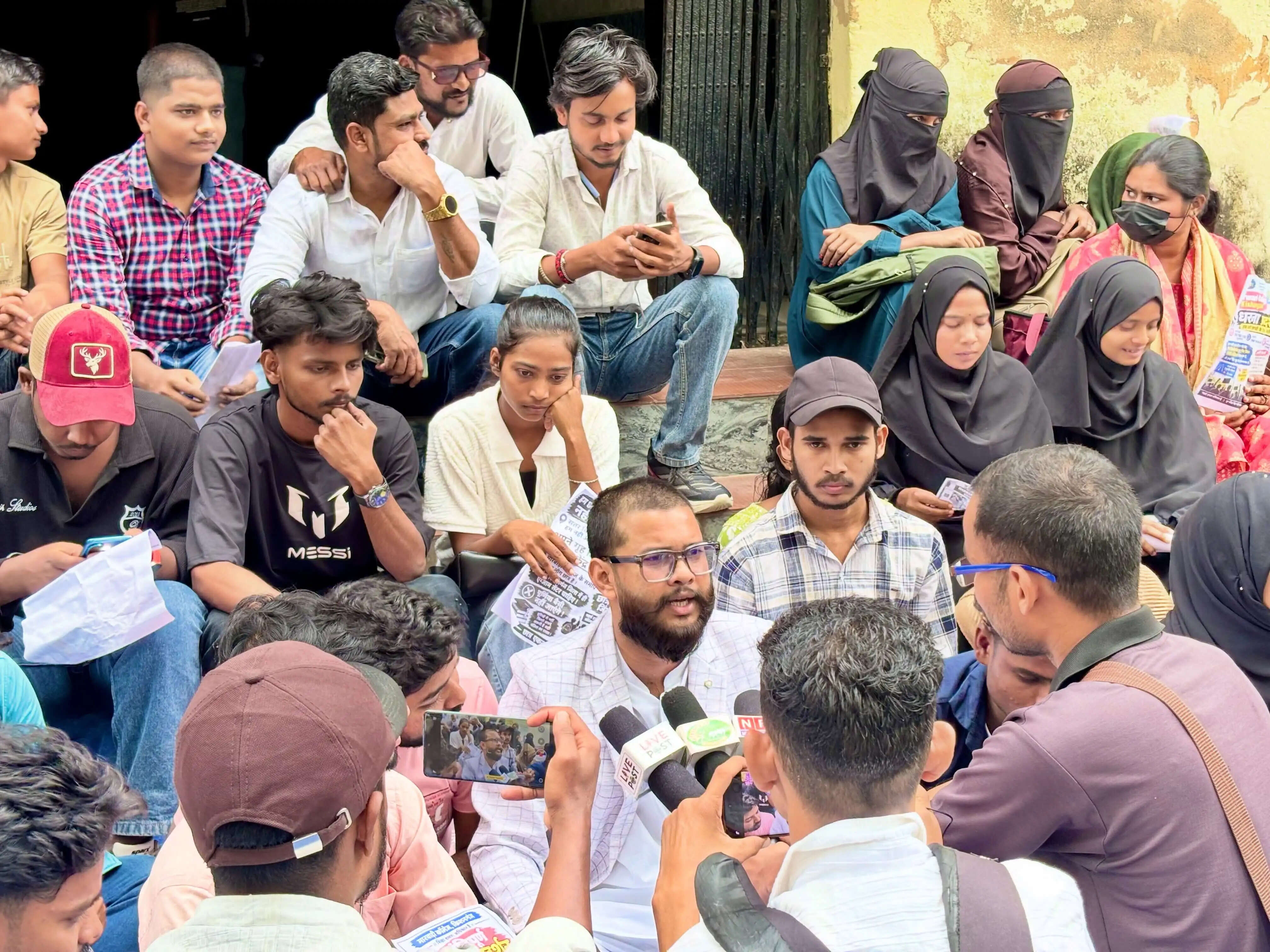 बायसी में परीक्षा केंद्र से छात्र-छात्राएं परेशान, किशनगंज में ही केंद्र बनाने की उठी मांग