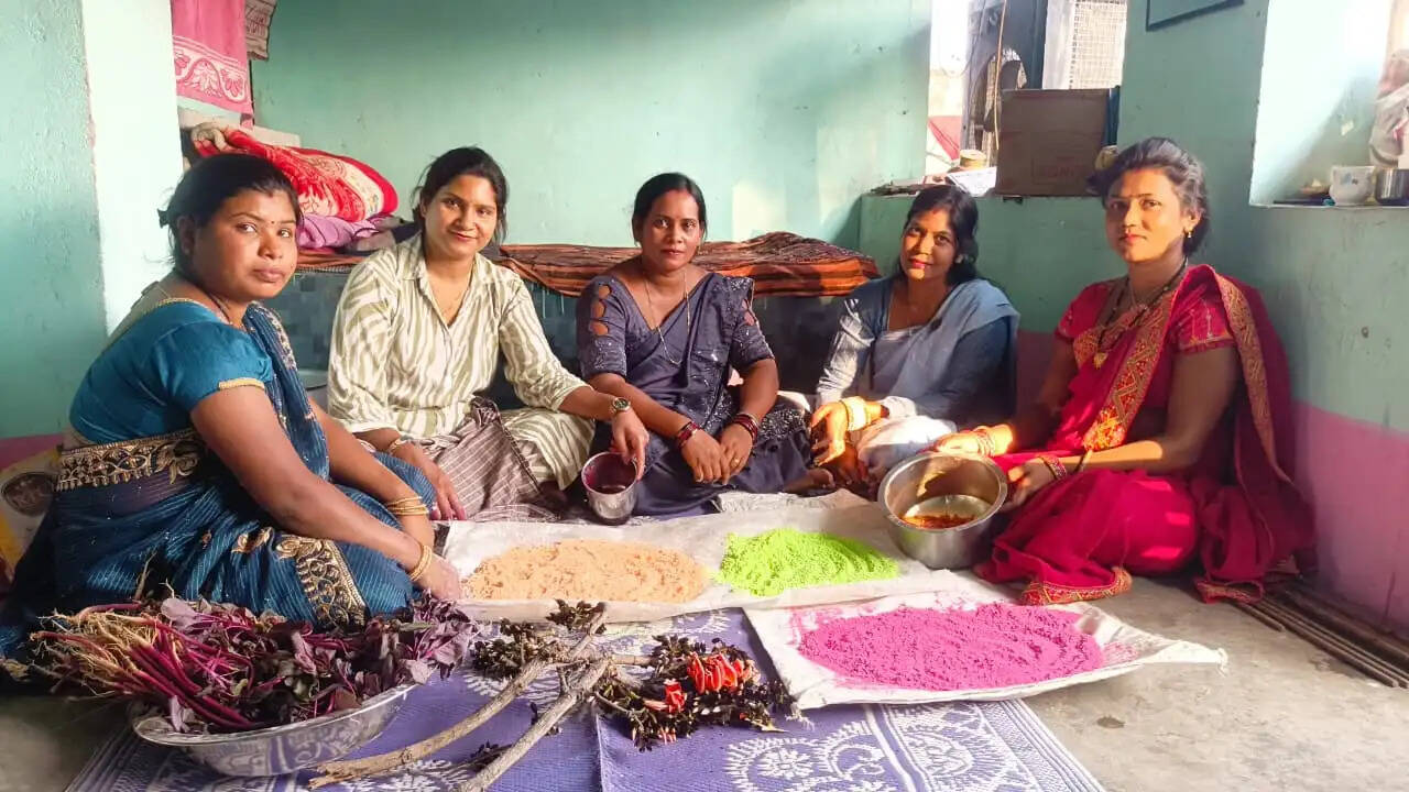 हर्बल गुलाल से आत्मनिर्भरता की ओर :&nbsp;समूह की महिलाएं पलास, चुकंदर एवं पालक के पत्तों से बना रही हर्बल गुलाल