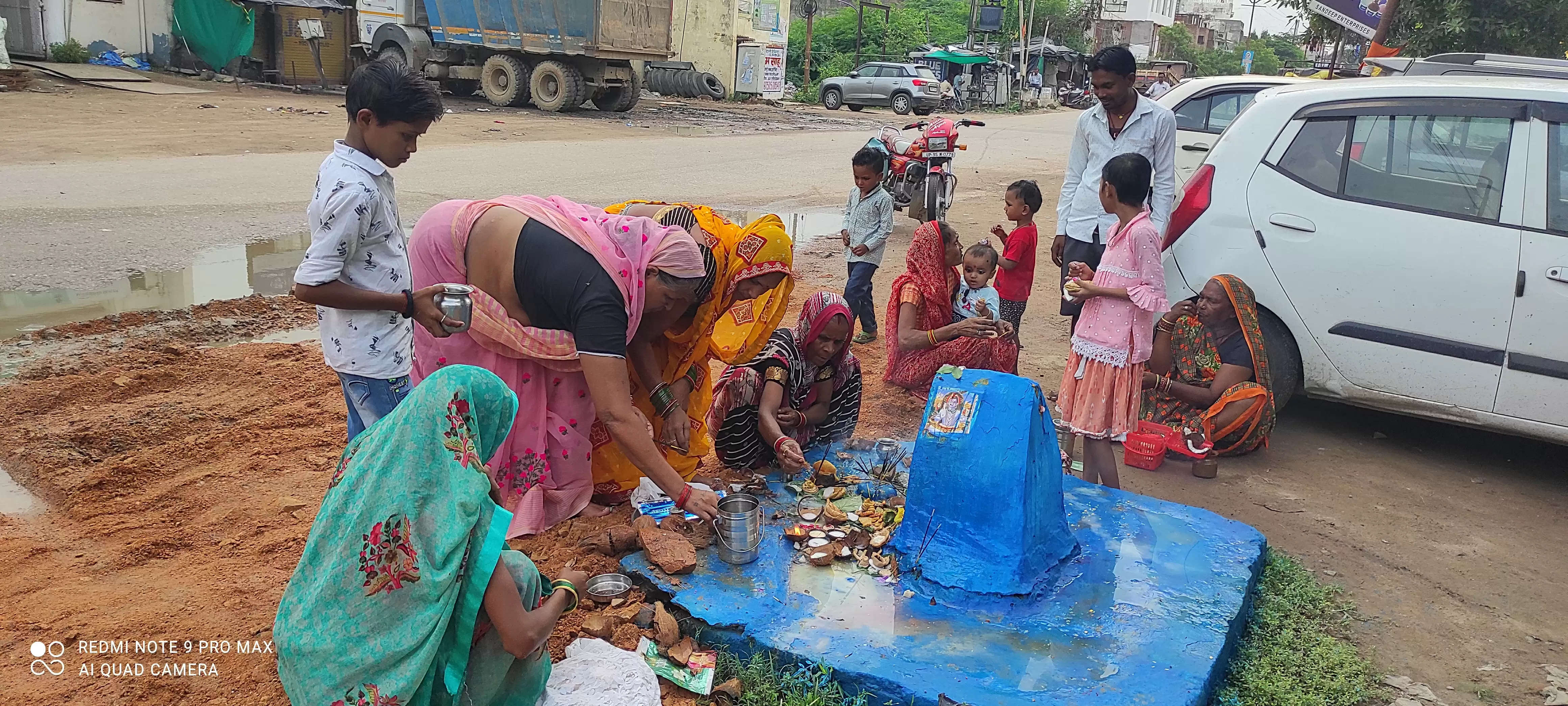 किसानाें ने पान की बेल काे नाग देवता के रूप में पूजा