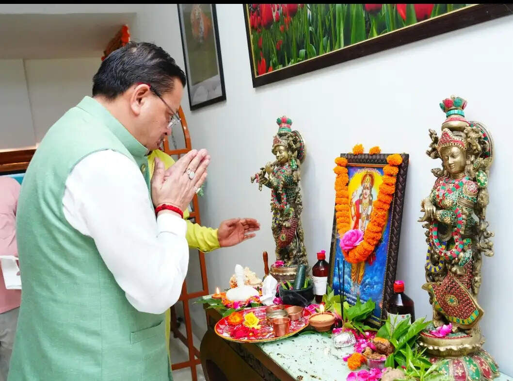 आयुर्वेद दिवस पर मुख्यमंत्री धामी ने भगवान धन्वन्तरि की पूजा-अर्चना की